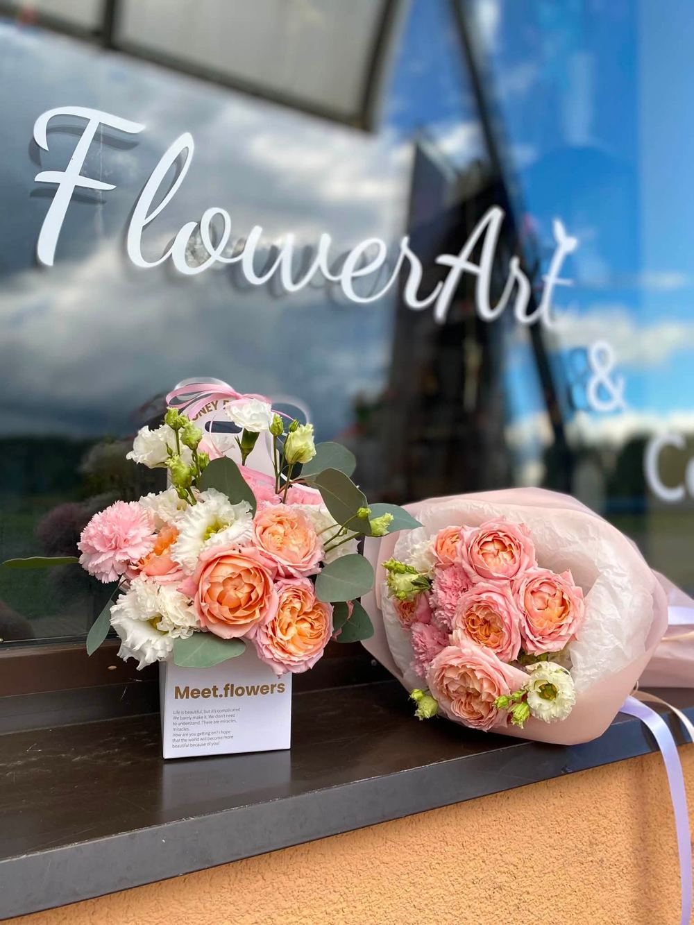 Pušķi pie FlowerArt skatloga